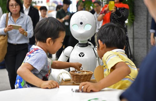 robot trăm sóc trẻ em